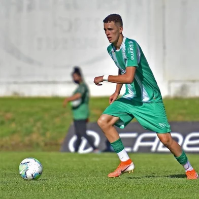 O meia Kelvi Gomes, do Juventude, é personagem da série De olho na base. <!-- NICAID(14675831) -->