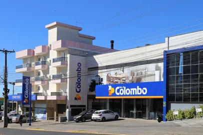 A loja de número 354 da Colombo fica em Farroupilha, cidade onde a marca nasceu há 66 anos. A unidade foi inaugurada na última sexta-feira e é a segunda filial no município. Ela está localizada na Rua Barão do Rio Branco, 618, bairro Parque.<!-- NICAID(16287749) -->