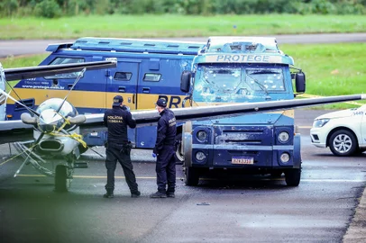 CAXIAS DO SUL, RS, BRASIL, 20/06/2024. Assalto a carro-forte no Aeroporto de Caxias do Sul. Na foto, Polícia Federal realiza perícia em avião e carros fortes envolvidos na ocorrência. (Neimar De Cesero/Agência RBS)Indexador: Neimar De Cesero<!-- NICAID(15793755) -->