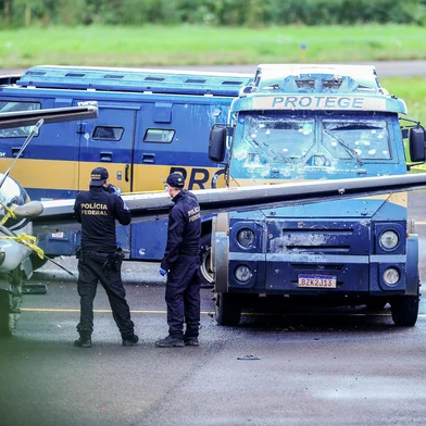 CAXIAS DO SUL, RS, BRASIL, 20/06/2024. Assalto a carro-forte no Aeroporto de Caxias do Sul. Na foto, Polícia Federal realiza perícia em avião e carros fortes envolvidos na ocorrência. (Neimar De Cesero/Agência RBS)Indexador: Neimar De Cesero<!-- NICAID(15793755) -->