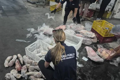 O dono de um supermercado de Imbé, no Litoral Norte do RS, foi preso na quinta-feira (12) após a apreensão de seis contêineres com cerca de 8,8 toneladas de alimentos impróprios para consumo no estabelecimento. A ação ocorreu durante uma força-tarefa do Ministério Público do Estado em conjunto com a Polícia Civil.<!-- NICAID(16224863) -->