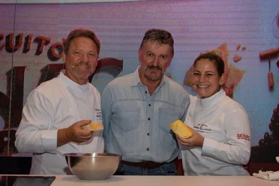 Chef de cozinha francês Claude Troisgros, produtor de queijo Rogério Alves, de Caxias, e Jéssica Trindade, assistente de Claude, no Circuito Senac de Gastronomia em Caxias do Sul. Claude usou o queijo serrano de Rogério na receita durante a aula show.<!-- NICAID(16003062) -->