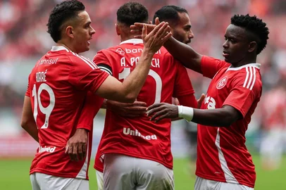 Borré e Carbonero comemorando um gol pelo Inter<!-- NICAID(16292838) -->