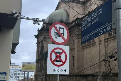PORTO ALEGRE, RS, BRASIL, 06-10-2025: Após acidente com ônibus na Rua Espírito Santo, EPTC instala placa proibindo veículos de acessarem trecho íngreme da via. Foto: Adriano Teixeira / Agência RBS<!-- NICAID(16140411) -->