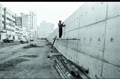 Registro da construção do Muro da Mauá, imagem que está no livro Águas do Guaíba, de Rafael Guimaraens<!-- NICAID(11802710) -->