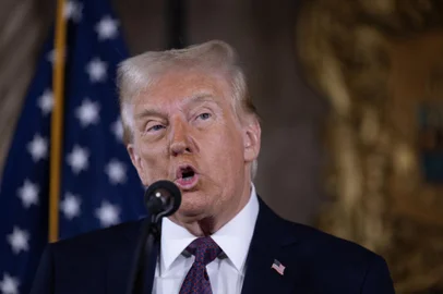 PALM BEACH, FLÓRIDA - 07 DE JANEIRO: O presidente eleito dos EUA, Donald Trump, fala com membros da mídia durante uma coletiva de imprensa no Mar-a-Lago Club em 07 de janeiro de 2025 em Palm Beach, Flórida. Trump será empossado como o 47º presidente dos Estados Unidos em 20 de janeiro, tornando-o o único presidente além de Grover Cleveland a servir dois mandatos não consecutivos no cargo. Scott Olson/Getty Images/AFP (Foto de SCOTT OLSON / GETTY IMAGES NORTH AMERICA / Getty Images via AFP)<!-- NICAID(15949849) -->