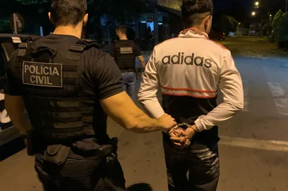 Polícia faz ofensiva contra grupo criminoso especializado em drogas sintéticas em sete cidades gaúchas<!-- NICAID(16004397) -->