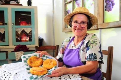 CAXIAS DO SUL, RS, BRASIL, 2a/02/2024. 34ª Festa Nacional da Uva no Parque Mário Bernardino Ramos (Pavilhões da Festa da Uva). Jurema Secco, criadora do Pastel de Polenta, sensação desta edição da Festa da Uva. (Porthus Junior/Agência RBS)<!-- NICAID(15688129) -->