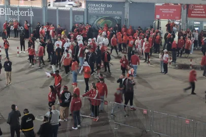 Torcedores protestam após eliminação do Inter na Libertadores 2025.<!-- NICAID(16106575) -->