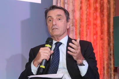 PORTO ALEGRE, RS, BRASIL, 07-05-2025, 10h00: Embaixador da Itália no Brasil, Alessandro Cortese, no Tá Na Mesa, da Federasul. (Foto: Sergio Gonzalez/Divulgação)<!-- NICAID(16032196) -->