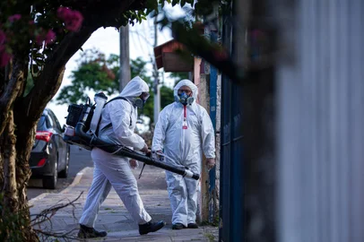 O avanço da dengue no Estado.Ação de combate ao mosquito da dengue. Agentes da prefeitura de Canoas fazem aplicação de inseticida na Travessa 10,esquina com a rua São Joaquim, bairro Estância Velha. Fotos: Matheus Pé/ESPECIAL<!-- NICAID(15674135) -->