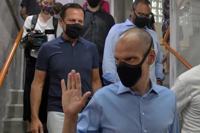 Sao Paulo's mayoral candidate of the Brazilian Social Democracy Party (PSDB), Bruno Covas (R), is accompanied by Sao Paulo state governor Joao Doria (L), as he leaves after casting his vote at a polling station in Sao Paulo during Brazil's municipal elections on November 15, 2020. - Brazilians voted Sunday in municipal elections that will test the strength of the country's rightward shift under President Jair Bolsonaro, with the coronavirus pandemic looming large -- and likely denting turnout. (Photo by Nelson ALMEIDA / AFP)Editoria: POLLocal: Sao PauloIndexador: NELSON ALMEIDASecao: local electionsFonte: AFPFotógrafo: STF<!-- NICAID(14784119) -->