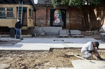 PORTO ALEGRE, RS, BRASIL, 01-07-2025: As obras do Museu de Arte Contemporânea do RS estão quase prontas. Além de espaço interno e acessível com obras de arte, o local também contará com grande pátio externo com espelho d'água, obras externas e dois bondes que circulavam pela cidade no século passado. Foto: André Ávila/Agência RBSIndexador: Andre Avila<!-- NICAID(16071229) -->