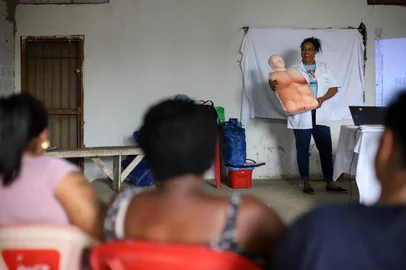 Curso de cuidador de idosos provovido pelo Unisol RS e o Banco Comunitário da Asa Branca. A atividade é uma das formações, oferecidas pelas instituições ao longo de todo o ano, que buscam capacitar a comunidade.Simone de Jesus Abreu, enfermeira e professora do banco.<!-- NICAID(15921249) -->