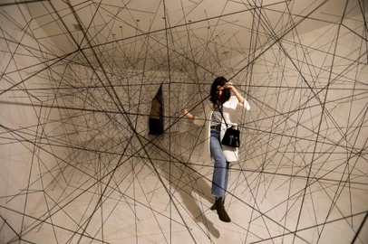 PORTO ALEGRE, RS, BRASIL, 21.09.2022: Instalação da obra "Espaço Preso" de Janaina Landini, parte da programação de 13 Bienal do Mercosul esta na Casa de Cultura Mario Quintana completa 25 anos, no mes de setembro. Foto: Camila Hermes/Agencia RBS<!-- NICAID(15213263) -->