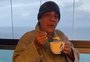 De touca, roupão e chinelo com meia, Zeca Pagodinho posta "look do dia" nas redes sociais