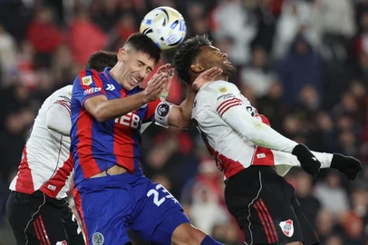 San Lorenzo's defender #23 Gastón Hernandez and River Plate's Colombian forward #09 Miguel Borja fight for the ball during the Argentine Professional Football League 2025 Clausura Tournament match between River Plate and San Lorenzo at MAS Monumental Stadium in Buenos Aires on July 27, 2025. (Photo by ALEJANDRO PAGNI / AFP)<!-- NICAID(16089689) -->