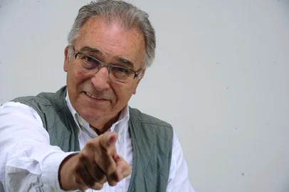 Professor: Ruy Carlos Ostermann<!-- NICAID(9156121) -->