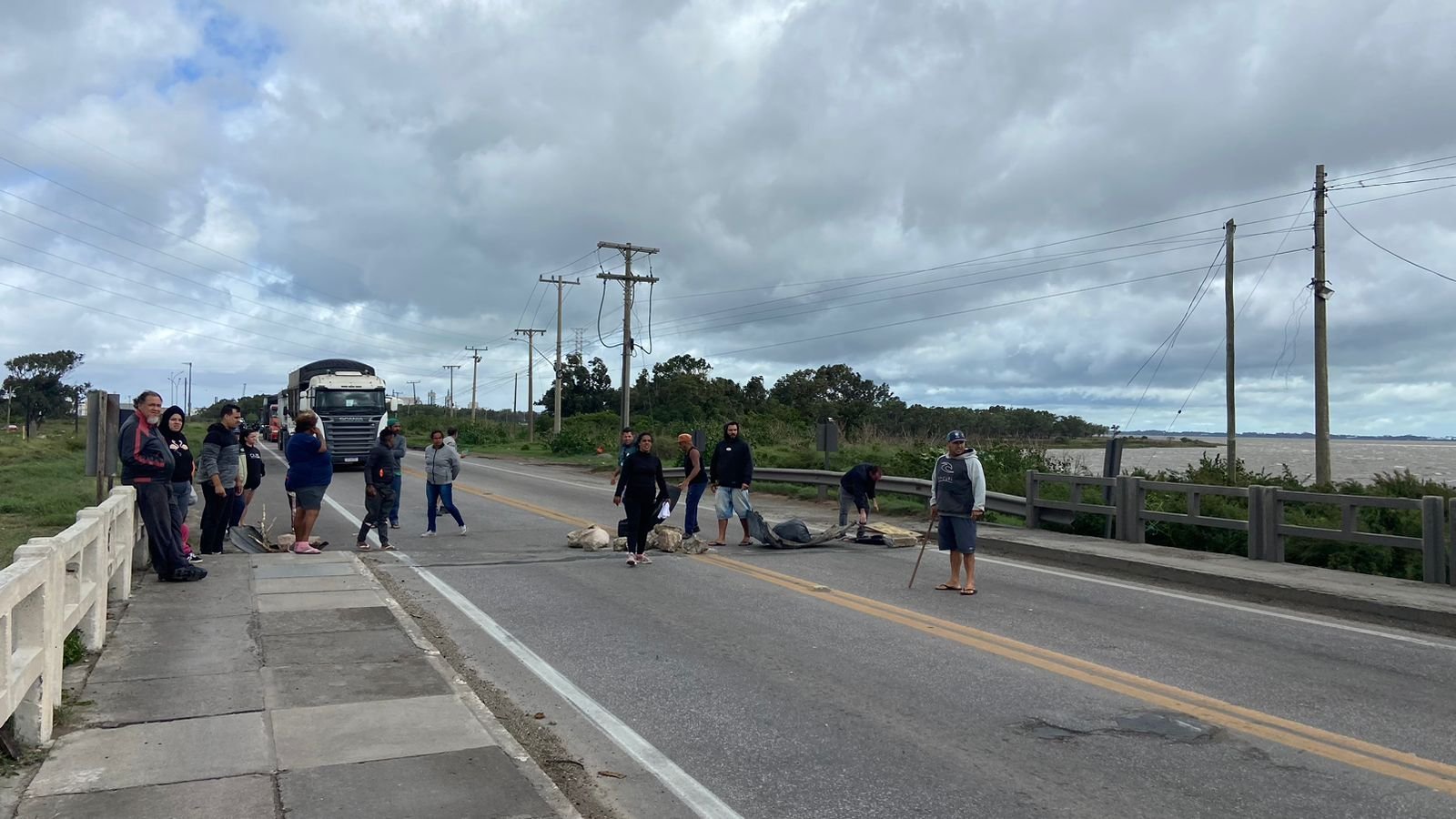 Protesto por falta de luz bloqueia BR-392 em Rio Grande