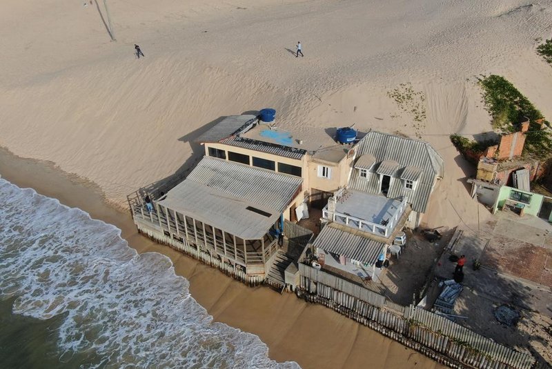 FLORIANÓPOLIS, SC - 20/07/2021  -Avanço de dunas na praia dos Ingleses, em Florianópolis (SC), leva Defesa Civil a interditar duas casas. FOTO: Defesa Civil/PMF/Divulgação<!-- NICAID(14840019) -->