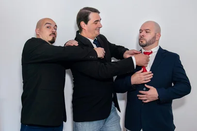 Graphic novel de Frank Tartarus, Adan Marini e Wagner Carsten será lançada neste sábado, no Zarabatana CaféAutor de romances fundamentais para a literatura brasileira, como "Memórias Póstumas de Brás Cubas" (1881) e "Dom Casmurro" (1899), Machado de Assis também se notabilizou pela vasta produção de narrativas curtas, com mais de 200 contos publicados. É o caso de "Pai contra mãe", "O espelho" e "A igreja do Diabo", histórias que ganham roupagem contemporânea em "Machado de Assis: contos adaptados", graphic novel de Frank Tartarus, Adan Marini e Wagner Carsten que será lançada neste sábado (16), às 20h, no Zarabatana Café, em Caxias do Sul.FOTO: (da esquerda para a direita) Frank Tartarus, Adan Marini e Wagner Carsten.<!-- NICAID(15537092) -->