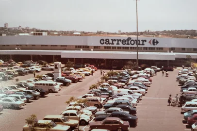 Carrefour da Avenida Bento Gonçalves, em Porto Alegre, a primeira loja da rede no RS. Inauguração em 1980.<!-- NICAID(16013193) -->