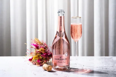 Depois do Garibaldi Moscato Zero Álcool, lançado em 2023, está chegando ao mercado uma nova versão da bebida que imita o espumante: o Moscato Zero Álcool Rosé. O lançamento foi na semana passada, na ExpoApras, no Paraná.<!-- NICAID(15742070) -->