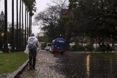 PORTO ALEGRE, RS, BRASIL, 21-09-2026: Estado está sob alerta vermelho do Instituto Nacional de Meteorologia para tempestade até o fim da noite desta segunda-feira (21). Na foto, acúmulo de água na Avenida João Pessoa. Foto: Bruno Todeschini/Grupo RBS<!-- NICAID(16370124) -->