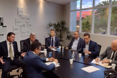 Políticos locais e representantes da CICs Serra e CIC BG, debateram as necessidades e investimentos para a Serra Gaúcha com o Senador Luiz Carlos Heinze, o analisa do Ministério de Infraestrutura e Transportes, Eduardo Rocha, e o Superintendente regional do DNit, Hiratan Pinheiro da Silva<!-- NICAID(14947842) -->