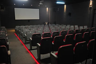 CAXIAS DO SUL, RS, BRASIL, 02/06/2023. Sala de Cinema Ulysses Geremia, no Centro de Cultura Ordovás. matéria sobre a Lei Paulo Gustavo, com ênfase na distribuição de recursos para o fomento de produções audiovisuais. Neste espaço, na sala de cinema, vão ocorrer duas escutas ativas sobre a Lei Paulo Gustavo, nos dias 6 e 7 de junho. (Porthus Junior/Agência RBS)Indexador: Porthus Junior                  <!-- NICAID(15446121) -->