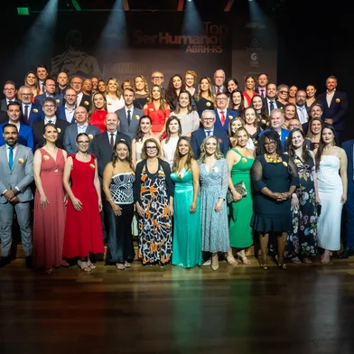 A seccional Rio Grande do Sul da Associação Brasileira de Recursos Humanos (ABRH-RS) entregou, nesta quinta-feira (28), os prêmios Top Ser Humano 2024 e Top Cidadania 2024 – reconhecidas distinções na área de gestão de pessoas e cidadania. No total, foram 57 premiados – 41 no Top Ser Humano e 16 no Top Cidadania. A cerimônia de premiação ocorreu no Grêmio Náutico União, em Porto Alegre. A distinção Personalidade Top Ser Humano 2024 também foi entregue, para a diretora-presidente da Fruki Bebidas, Aline Eggers Bagatini.<!-- NICAID(15924814) -->