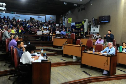 CAXIAS DO SUL, RS, BRASIL, 16/12/2022. Movimentação na tarde desta sexta-feira (16), na Câmara de Vereadores de Caxias do Sul. Servidores municipais lotam o plenário para acompanhar a votação sobre a reforma da previdência. (Porthus Junior/Agência RBS)<!-- NICAID(15297717) -->