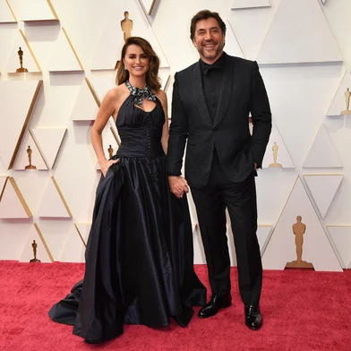 Spanish actress Penelope Cruz and Spanish actor Javier Bardem attend the 94th Oscars at the Dolby Theatre in Hollywood, California on March 27, 2022. (Photo by ANGELA  WEISS / AFP)<!-- NICAID(15052678) -->