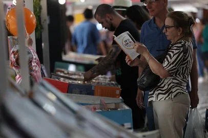 PORTO ALEGRE, RS, BRASIL, 16-11-2025: A 71ª Feira do Livro de Porto Alegre registrou grande movimento na Praça da Alfândega, no começo da tarde de domingo, marcando o último dia de programação do evento. Foto: Renan Mattos / Agência RBS<!-- NICAID(16168300) -->