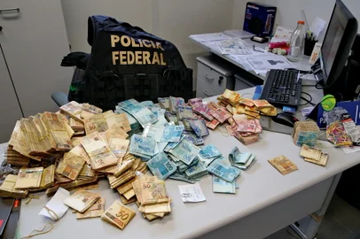 A Polícia Federal (PF) e a Receita Federal cumpriram, na manhã desta terça-feira (21), 10 mandados de prisão preventiva e 25 de busca e apreensão em cinco cidades gaúchas e em Santa Catarina e São Paulo. A chamada Operação Egypto investiga a Indeal, com sede em Novo Hamburgo, que atua sem autorização do Banco Central.<!-- NICAID(14087264) -->