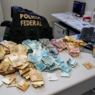 A Polícia Federal (PF) e a Receita Federal cumpriram, na manhã desta terça-feira (21), 10 mandados de prisão preventiva e 25 de busca e apreensão em cinco cidades gaúchas e em Santa Catarina e São Paulo. A chamada Operação Egypto investiga a Indeal, com sede em Novo Hamburgo, que atua sem autorização do Banco Central.<!-- NICAID(14087264) -->