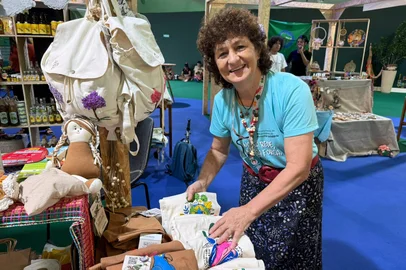 Rodrigo Lopes / Agência RBS Nelsa Ines Nespolo - Do sarandi, artesã produz a partir de algodão organizo - exposição na COP30<!-- NICAID(16169262) -->