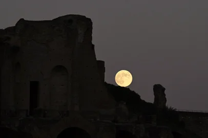 A full moon rises behind the Palatine hill in Rome on November 15, 2024. (Photo by Tiziana FABI / AFP)Editoria: SCILocal: RomeIndexador: TIZIANA FABISecao: natural scienceFonte: AFPFotógrafo: STF<!-- NICAID(15914932) -->