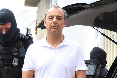 EX-GOVERNADOR DO RIO É TRANSFERIDO PARA PRESÍDIO EM CURITIBAPR - PRISÃO/TRANFERÊNCIA/SÉRGIO CABRAL - POLÍTICA - O ex-governador do Rio de Janeiro, Sérgio Cabral, chega ao Instituto Médico Legal (IML) de Curitiba (PR), na manhã desta sexta-feira, 19, para realizar exame de corpo de delito. Ele foi transferido ontem, 18, da Cadeia Pública José Frederico Marques, no bairro de Benfica, no Rio. Cabral será levado para o Complexo Médico-Penal em Pinhais, na região metropolitana da capital paranaense. O complexo é uma penitenciária de regime fechado e com finalidades médicas e abriga vários presos da Operação Lava Jato, como o ex-presidente da Câmara dos Deputados, Eduardo Cunha, o ex-vice- presidente da Câmara, André Vargas, e o ex-tesoureiro do PT, João Vaccari Neto.  19/01/2018 - Foto: GIULIANO GOMES/PR PRESS/ESTADÃO CONTEÚDOEditoria: POLÍTICALocal: CURITIBAIndexador: GIULIANO GOMESFotógrafo: PR PRESS<!-- NICAID(13373531) -->