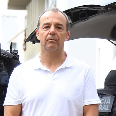 EX-GOVERNADOR DO RIO É TRANSFERIDO PARA PRESÍDIO EM CURITIBAPR - PRISÃO/TRANFERÊNCIA/SÉRGIO CABRAL - POLÍTICA - O ex-governador do Rio de Janeiro, Sérgio Cabral, chega ao Instituto Médico Legal (IML) de Curitiba (PR), na manhã desta sexta-feira, 19, para realizar exame de corpo de delito. Ele foi transferido ontem, 18, da Cadeia Pública José Frederico Marques, no bairro de Benfica, no Rio. Cabral será levado para o Complexo Médico-Penal em Pinhais, na região metropolitana da capital paranaense. O complexo é uma penitenciária de regime fechado e com finalidades médicas e abriga vários presos da Operação Lava Jato, como o ex-presidente da Câmara dos Deputados, Eduardo Cunha, o ex-vice- presidente da Câmara, André Vargas, e o ex-tesoureiro do PT, João Vaccari Neto.  19/01/2018 - Foto: GIULIANO GOMES/PR PRESS/ESTADÃO CONTEÚDOEditoria: POLÍTICALocal: CURITIBAIndexador: GIULIANO GOMESFotógrafo: PR PRESS<!-- NICAID(13373531) -->