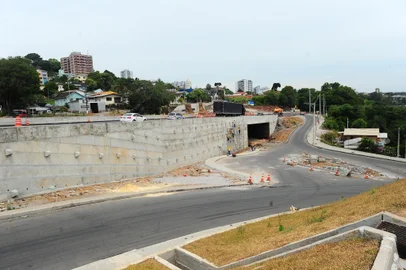 BENTO GONÇALVES, RS, BRASIL, 16/11/2021. Construção do túnel na BR-470, que ligará os bairros São Roque e São João, em Bento Gonçalves. A obra no quilômetro 213 tem previsão de entrega em 21 de dezembro. O acesso  por baixo da BR-470 reduzirá o conflito do trânsito municipal com a rodovia federal. (Porthus Junior/Agência RBS)<!-- NICAID(14942307) -->