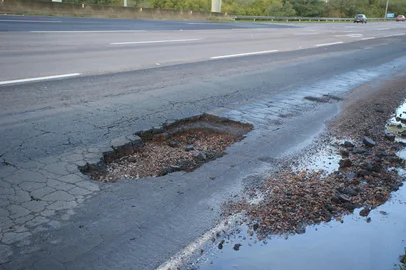 PORTO ALEGRE, RS, BRASIL, 29-07-2025: Trânsito. Cratera na Freeway no acesso a Canoas, põe em risco a segurança dos motoristas que trafégam no local. Foto: Ronaldo Bernardi/Agência RBS<!-- NICAID(16089780) -->
