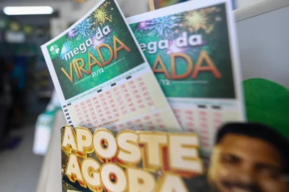 CAXIAS DO SUL, RS, BRASIL, 30/12/2024. A reportagem visitou lotéricas de Caxias do Sul para conferir o movimento de apostas na Mega da Virada. (Bruno Todeschini/Agência RBS)Indexador: Bruno Todeschini<!-- NICAID(15944511) -->