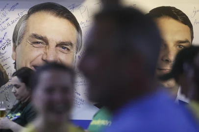 PORTO ALEGRE, RS, BRASIL, 04-10-2026: O candidato ao Senado Ubiratan Sanderson (PL) comemora com apoiadores o resultado da eleição. Ele está eleito para uma das vagas ao senado nas eleições 2026. Foto: Bruno Todeschini/Grupo RBS<!-- NICAID(16380117) -->