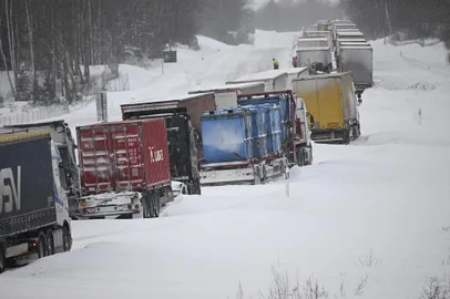 A large number of trucks are stuck on the E22 highway at Linderöd in southern Sweden on January 4, 2024, where up to 1,000 cars were stuck in queues since the day before due to large amounts of snow that had fallen on the roadway and restricted access, according to the police. (Photo by Johan Nilsson/TT / TT NEWS AGENCY / AFP) / Sweden OUTEditoria: WEALocal: LinderödIndexador: JOHAN NILSSON/TTSecao: forecastFonte: TT NEWS AGENCYFotógrafo: STR<!-- NICAID(15641858) -->
