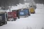 A large number of trucks are stuck on the E22 highway at Linderöd in southern Sweden on January 4, 2024, where up to 1,000 cars were stuck in queues since the day before due to large amounts of snow that had fallen on the roadway and restricted access, according to the police. (Photo by Johan Nilsson/TT / TT NEWS AGENCY / AFP) / Sweden OUTEditoria: WEALocal: LinderödIndexador: JOHAN NILSSON/TTSecao: forecastFonte: TT NEWS AGENCYFotógrafo: STR<!-- NICAID(15641858) -->