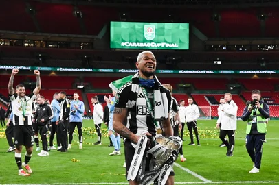 Newcastle United's Brazilian midfielder #07 Joelinton celebrates with the League Cup trophy after winning the English League Cup final football match between Liverpool and Newcastle United at Wembley Stadium, north-west London on March 16, 2025. Newcastle United wins English League Cup 2 -1 against Liverpool. (Photo by Glyn KIRK / AFP) / RESTRICTED TO EDITORIAL USE. No use with unauthorized audio, video, data, fixture lists, club/league logos or 'live' services. Online in-match use limited to 120 images. An additional 40 images may be used in extra time. No video emulation. Social media in-match use limited to 120 images. An additional 40 images may be used in extra time. No use in betting publications, games or single club/league/player publications. / <!-- NICAID(16004592) -->
