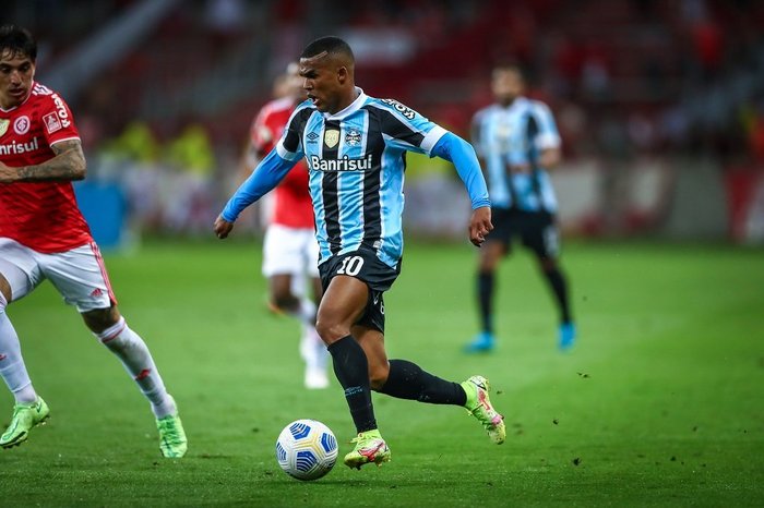 Com Douglas Costa no banco por desgaste, Grêmio terá novidades na escalação contra o Fluminense