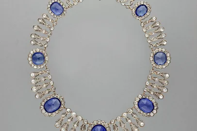 Collier de la parure de saphirs de la reine Marie-AmÃ©lie et de la Reine HortenseMusÃ©e du Louvre, DÃ©partement des Objets d'art du Moyen Age, de la Renaissance et des temps modernes, OA 11031 - https://collections.louvre.fr/ark:/53355/cl010104292 - https://collections.louvre.fr/CGUFonte: MusÃ©e du Louvre<!-- NICAID(16149879) -->