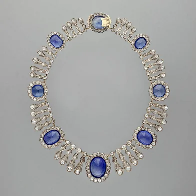 Collier de la parure de saphirs de la reine Marie-AmÃ©lie et de la Reine HortenseMusÃ©e du Louvre, DÃ©partement des Objets d'art du Moyen Age, de la Renaissance et des temps modernes, OA 11031 - https://collections.louvre.fr/ark:/53355/cl010104292 - https://collections.louvre.fr/CGUFonte: MusÃ©e du Louvre<!-- NICAID(16149879) -->